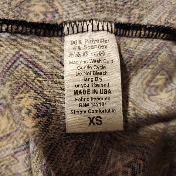 LuLaRoe Irma T-Shirt XS 2-6 Abstract Multicolored Kelidescope Pattern Casual EUC - Picture 6 of 7